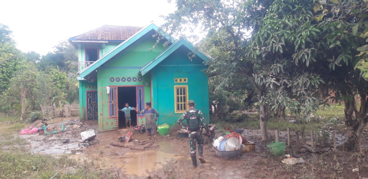 Babinsa Koramil 406-01/Rawas ulu Serda Amrullah rahim membersihkan rumah warga yang terkena banjir didesa binaan.