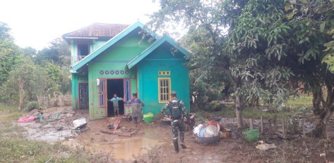 Babinsa Koramil 406-01/Rawas ulu Serda Amrullah rahim membersihkan rumah warga yang terkena banjir didesa binaan.