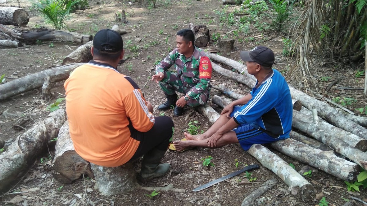 Babinsa Koramil 406-05 Muara Kelingi Himbau Warga Jaga Kelestarian Alam