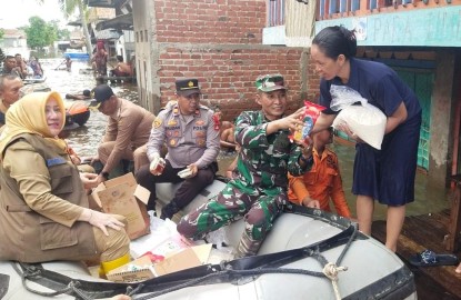 Kodim 0406/Lubuk Linggau Bantu Pemerintah Daerah Salurkan Bantuan Kepada Korban Banjir Di Musi Rawas
