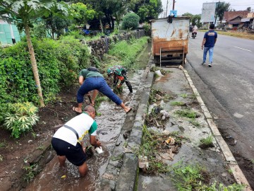 Gerak Cepat Babinsa Koramil 406-06/Tugumulyo Serka Didik Irwan Melaksanakan Gotong royong Di wilayah Binaan.