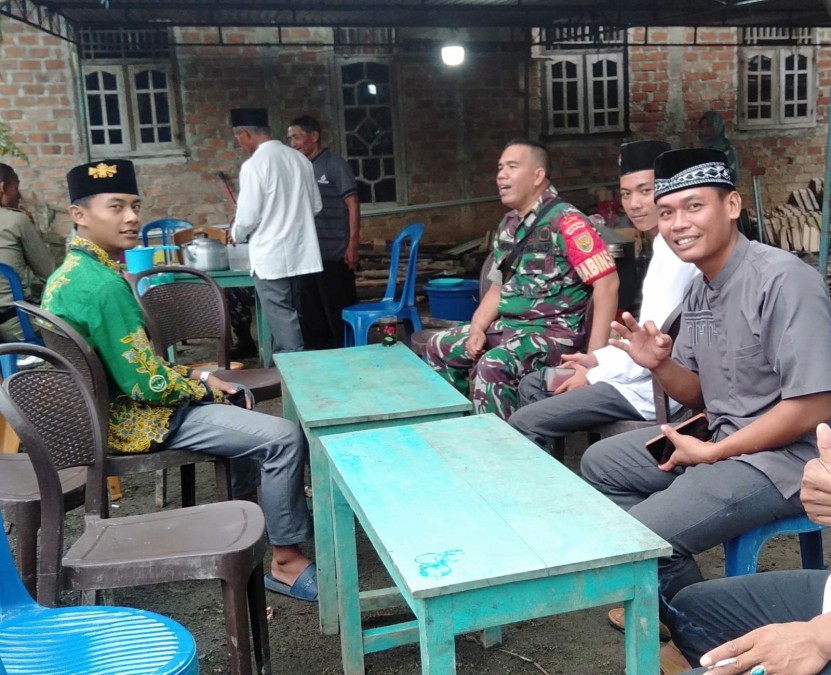 Jalani Silaturahmi Babinsa Koramil 406-09/Terawas Serda Indrawan K Melaksanakan Komsos Bersama Warga Diwilayah Binaan.