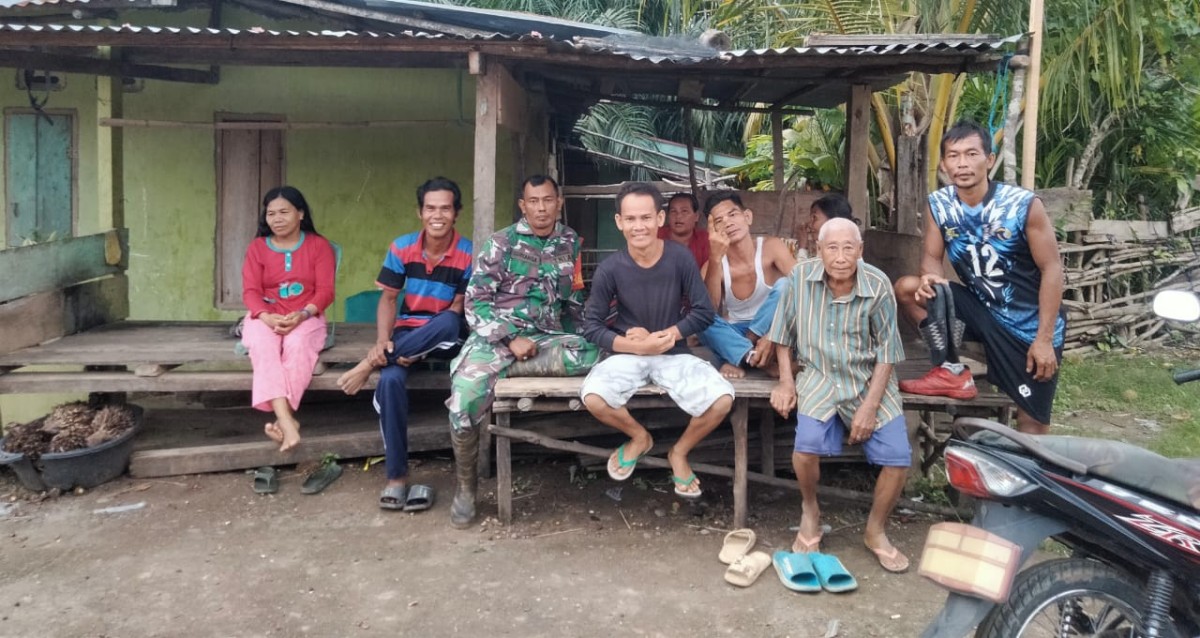 Babinsa Koramil 406-05/Muara Kelingi Membaur Bersama Warga