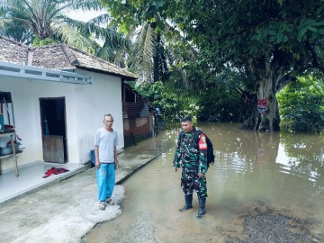 Sertu Antoni Babinsa Koramil 406-04/Muara Lakitan Terus Pantau Lokasi Banjir di Wilayah Binaan