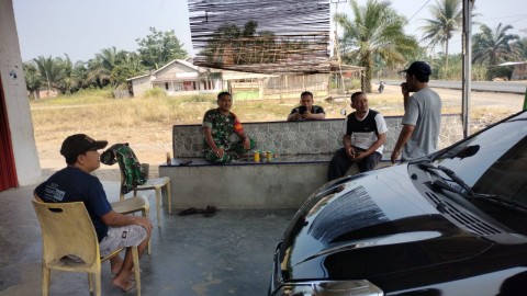 Jalani Silaturahmi Babinsa Koramil 406-03/Rupit Serda Ichan Melaksanakan Komsos Bersama Warga Diwilayah Binaan.