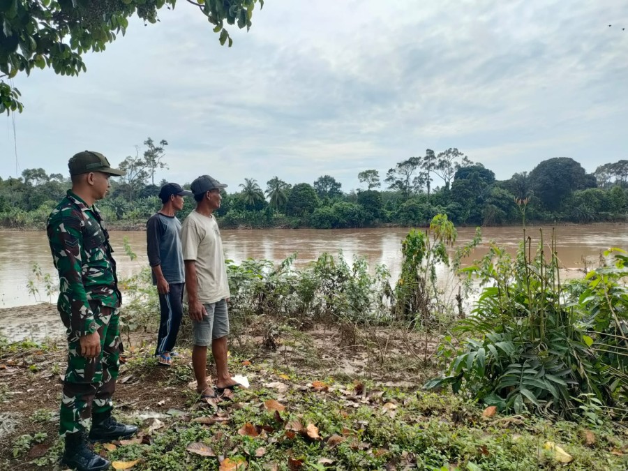 Babinsa Koramil 406-01/Rawas ulu Serda Amrullah rahim komsos bersama warga didesa binaan.