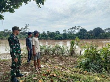 Babinsa Koramil 406-01/Rawas ulu Serda Amrullah rahim komsos bersama warga didesa binaan.
