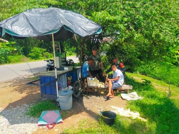 Jalani Silaturahmi Babinsa Koramil 406-06/Tugumulyo Serma M. Suhadi Melaksanakan Komsos Bersama Warga Diwilayah Binaan.