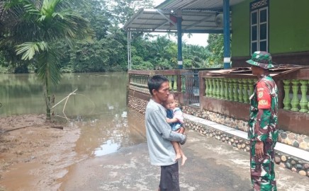 Babinsa Koramil 406-05 Muara Kelingi Pantau Perkembangan Kondisi Banjir Di Wilayah