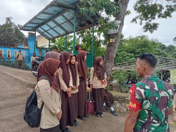 Babinsa Koramil 406-08/Lubuklinggau serda Eko komsos bersama siswa disiswi didesa binaan.