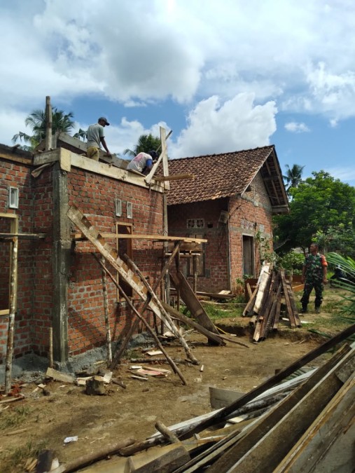Wujud Manunggal Dengan Rakyat, Babinsa koramil 406-07/jayaloka Bantu Bangun Rumah Warga Binaan