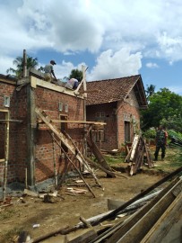 Wujud Manunggal Dengan Rakyat, Babinsa koramil 406-07/jayaloka Bantu Bangun Rumah Warga Binaan