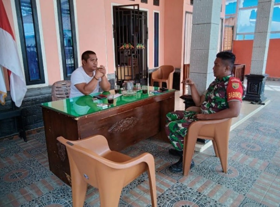 Babinsa Koramil 406-03/Rupit Kopda Eko Aditya Melaksanakan Komsos Bersama Warga Diwilayah Binaan.
