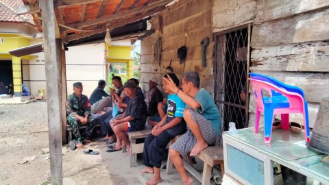 Babinsa Koramil 406-02/Rawas ilir Koptu Eko wibowo melaksanakan komsos bersama warga didesa binaan.