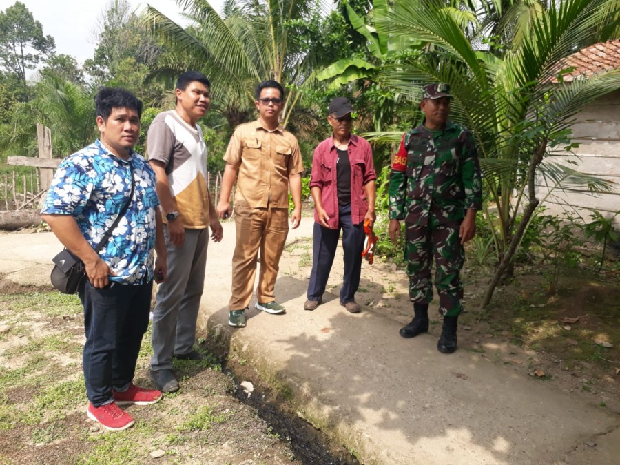 Babinsa Koramil 406-01/Rawas ulu Serka rusli komsos bersama warga didesa binaan.