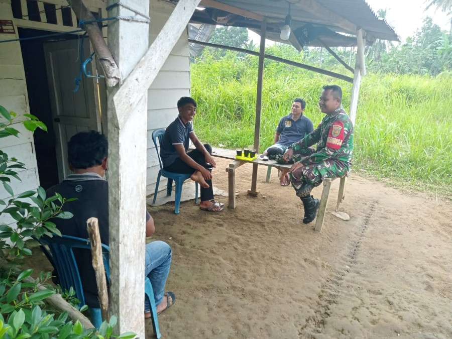 Babinsa Koramil 406-08/Lubuklinggau koptu Wahyu Budi utomo komsos bersama warga didesa binaan.