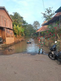 Upaya Dalam Pencegahan Bencana Banjir Babinsa Koramil 406-05/Muara Kelingi Pantau Wilayah