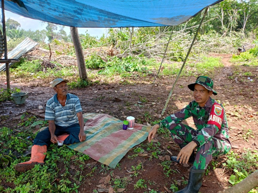 Babinsa Koramil 406-06/Tugumulyo Serda Roma Yassa Melaksanakan Komsos Bersama Warga Diwilayah Binaan.
