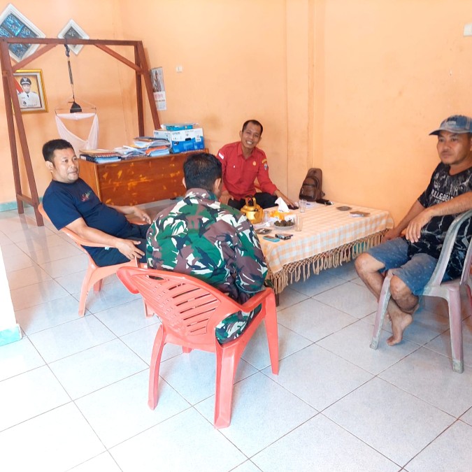 Babinsa Koramil 406-01/Rawas ulu Serda Aroni rosen komsos bersama warga didesa binaan.