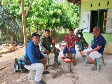 Melalui Komsos Babinsa Koramil 406-04/Muara Lakitan Ajak Warga Jaga Kebersihan Lingkungan