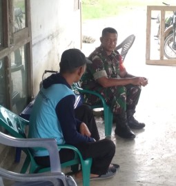 Jaga Kamtibmas, Babinsa Koramil 406-07/Jayaloka Komsos dengan Tokoh Masyarakat di wilayah