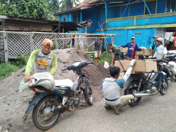 Ringankan Pekerjaan Warga Babinsa Koramil 406-05/Muara Kelingi Bantu Warga Angkut Pasir