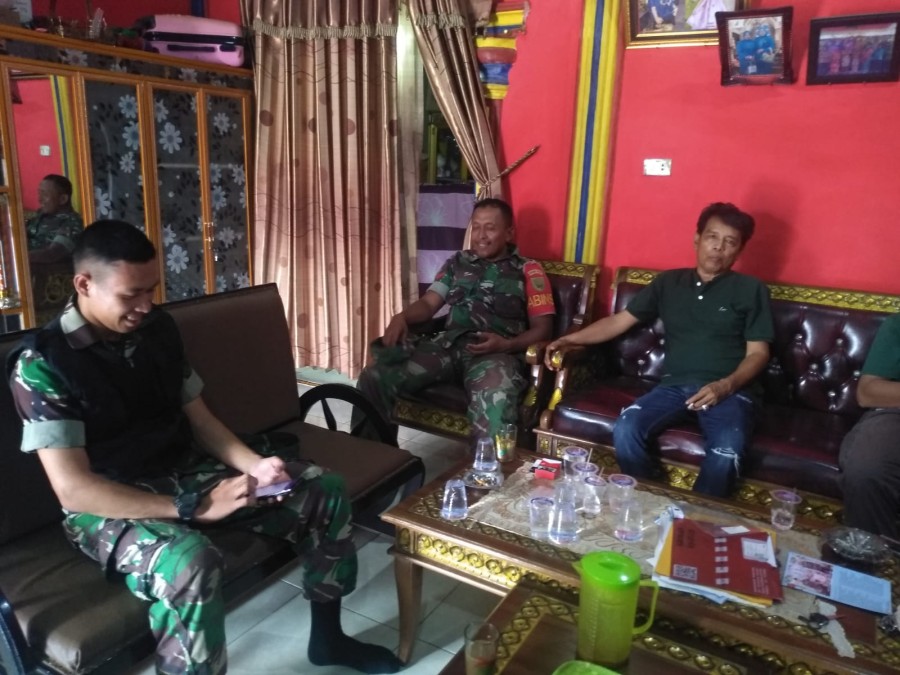 Babinsa Koramil 406-01/Rawas ulu koptu Ali kusno komsos bersama warga didesa binaan.