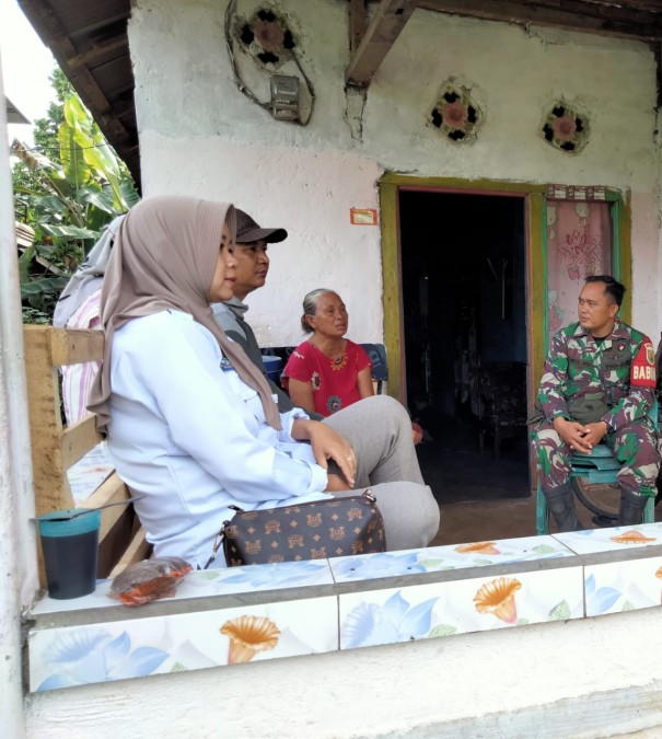 Selalu Bersinergi, Babinsa Koramil 406-05/Muara Kelingi Sambangi Warga Binaannya Bersama Kepala Desa