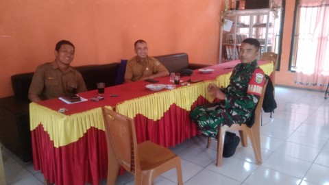 Babinsa Koramil 406-09/Terawas Sertu Adi Susanto Melaksanakan Komsos Bersama Warga Diwilayah Binaan.