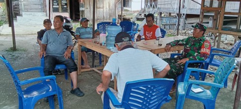 Babinsa Koramil 406-01/Rawas ulu Serda Niki sudoyo komsos bersama warga didesa binaan.