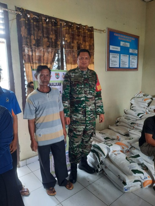 Babinsa koramil 406-06/Tugumulyo Serka Didik Irawan Monitoring Penyaluaran Beras Diwilayah binaa.