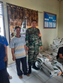 Babinsa koramil 406-06/Tugumulyo Serka Didik Irawan Monitoring Penyaluaran Beras Diwilayah binaa.