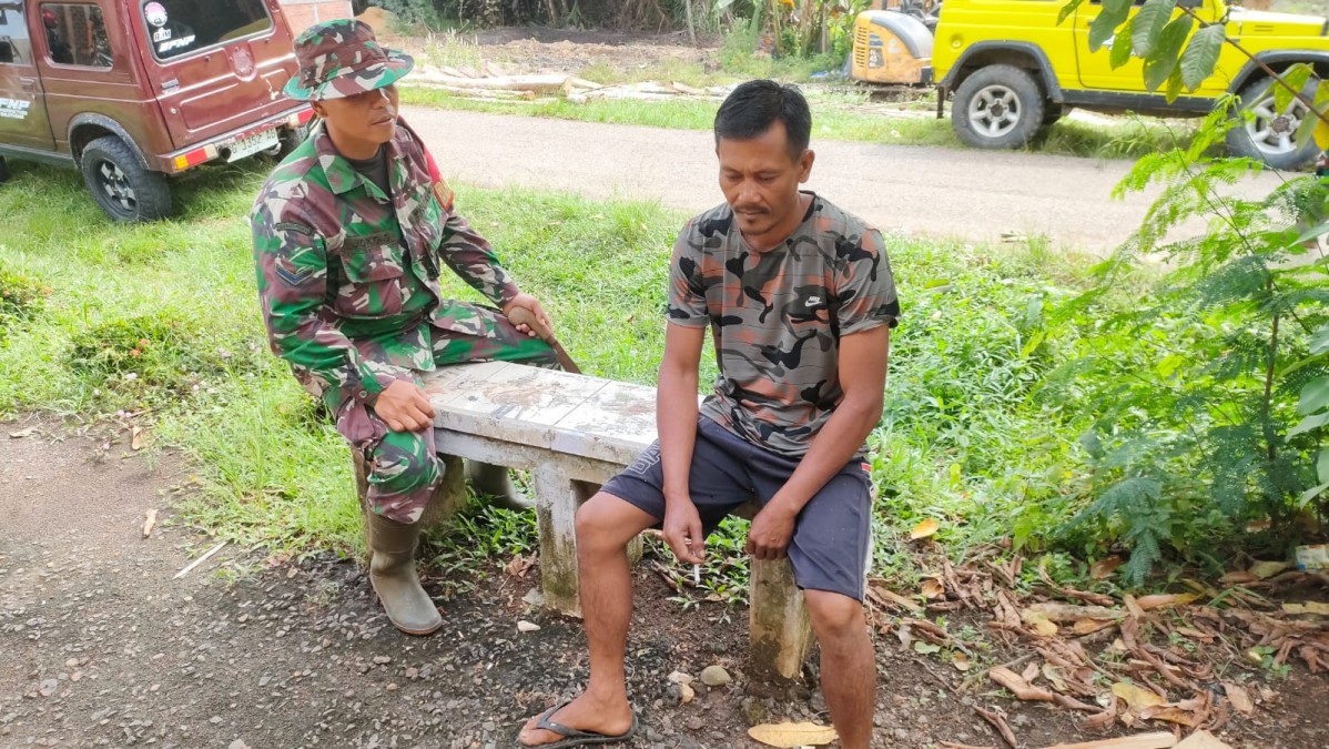 Babinsa Koramil 406-06/Tugumulyo Serda Joko Melaksanakan Komsos Bersama Warga Diwilayah Binaan.