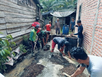 Wujud Kepedulian, Sertu Antonio babinsa Koramil 406-04/Muara Lakitan Bantu Bangun Dapur Warga di wilayah Binaan