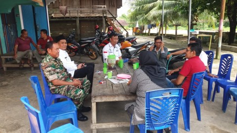 Babinsa Koramil 406-01/Rawas ulu Serma Irwan komsos bersama camat didesa binaan.