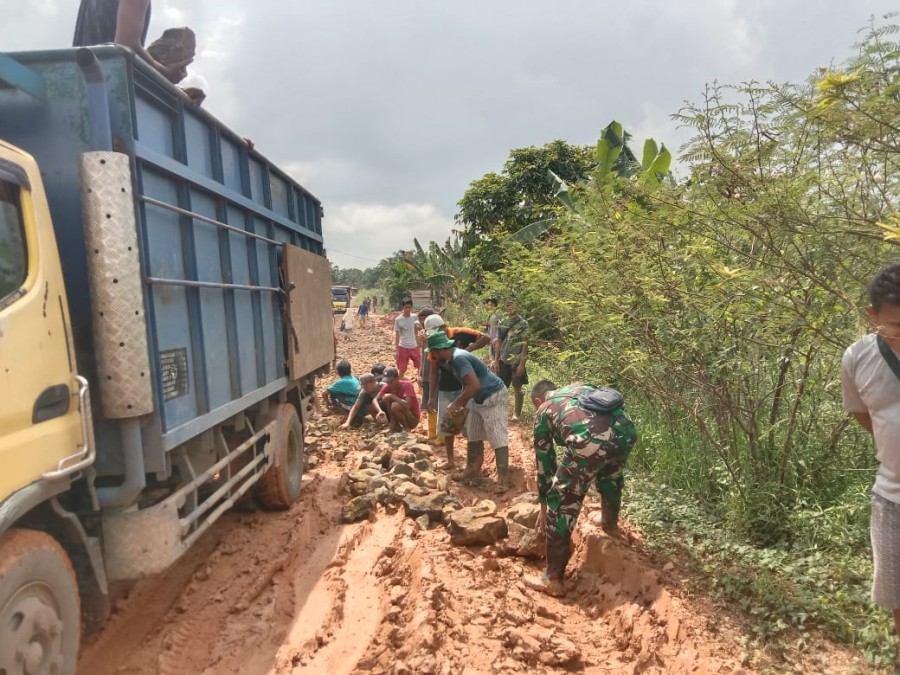 Babinsa dan Warga Desa Prabumulih 2 Gotong Royong Perbaiki Jalan yang Rusak dan berlubang