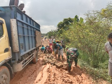 Babinsa dan Warga Desa Prabumulih 2 Gotong Royong Perbaiki Jalan yang Rusak dan berlubang