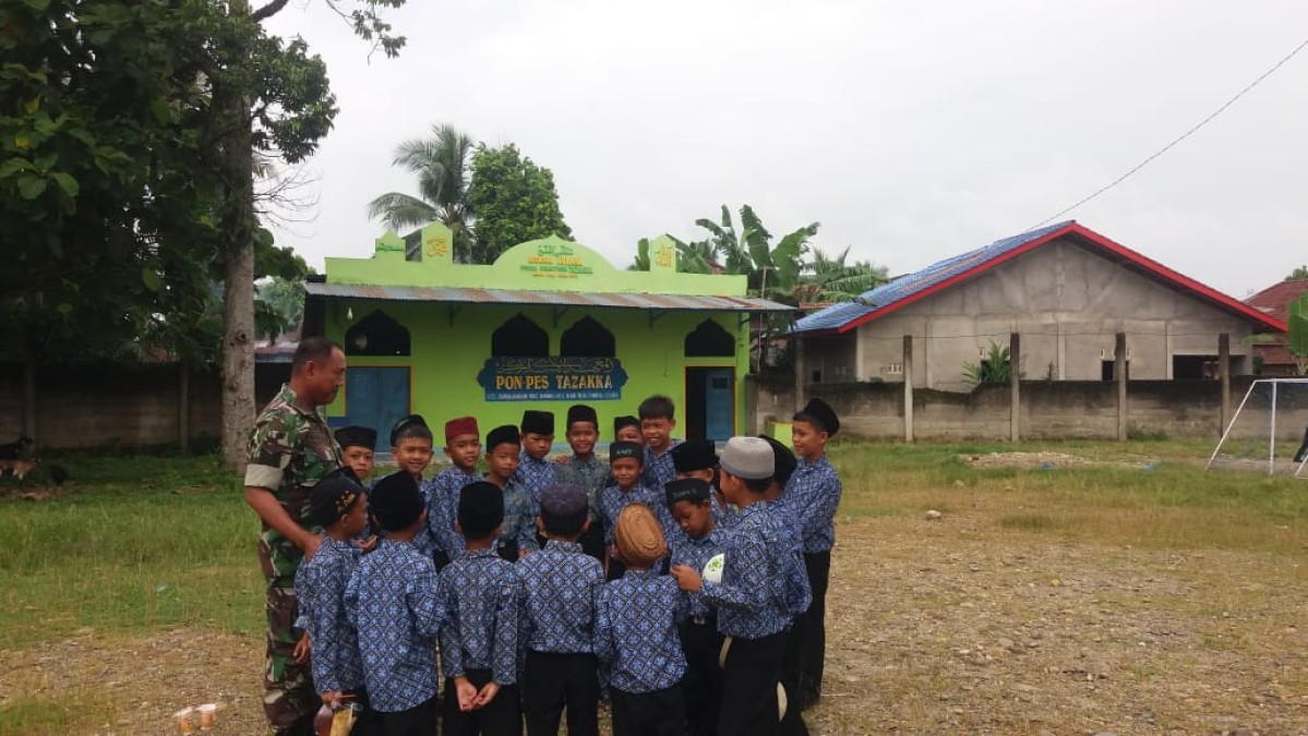 Babinsa Koramil 406-01/Rawas ulu Serma Irwan komsos bersama anak-anak pesantren didesa binaan.