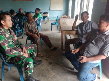 Wujudkan Kamtibmas Wilayah Binaan Babinsa Koramil 406-05/Muara Kelingi Komsos Bersama Warga