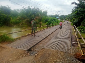 Langkah Antisipasi Banjir, Babinsa Koramil 406-07/jayaloka Cek Debit Air Sungai,dan desa rawan banjir.