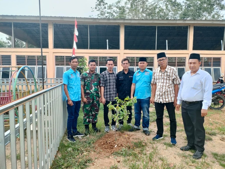 Jalani Silaturahmi Babinsa Koramil 406-03/Rupit Melaksanakan Komsos Bersama Warga Diwilayah Binaan.