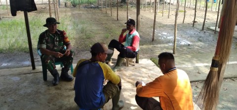 Koramil 406-07/jayaloka Sertu abd rohim komsos bersama warga diDesa binaan.