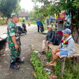 Babinsa Koramil 07/jayaloka Laksanakan Komsos dengan Warga masyarakat desa Binaan