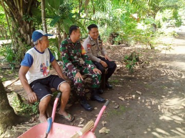 Babinsa dan Babinkamtibmas Sambangi Warga di Desa bumi makmur