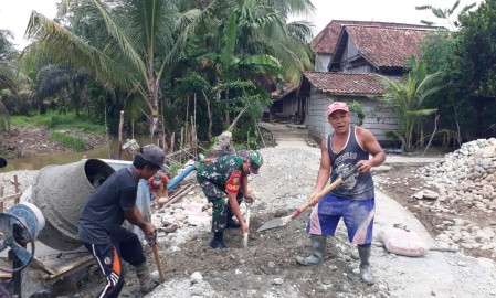 Babinsa Koramil 406-01/Rawas ulu Serka Rusli melaksanakan kegiatan gotong royong didesa binaan.