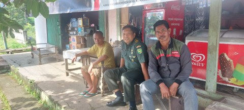 Babinsa Koramil 406-08/LubukLinggau peltu MZ Harahap komsos bersama warga didesa binaan.