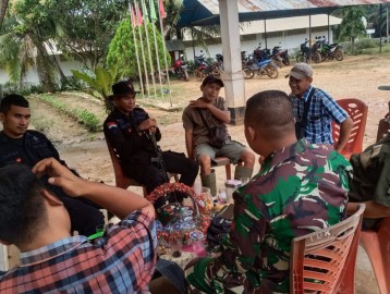 Babinsa Koramil 406-02/Rawas ilir koptu Hengki Jonson komsos bersama warga didesa binaan.