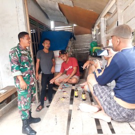 Babinsa Koramil 406-01/Rawas ulu Serda Aroni Rosen komsos bersama warga didesa binaan.