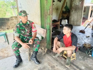 Serda Yuda Ade Hermawan Babinsa Koramil 406-07/Jayaloka sambangi bengkel milik bapak Hadi di wilayah binaan
