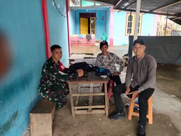 Babinsa Koramil 406-01/Rawas ulu Serda Amrullah rahim komsos bersama warga didesa binaan.